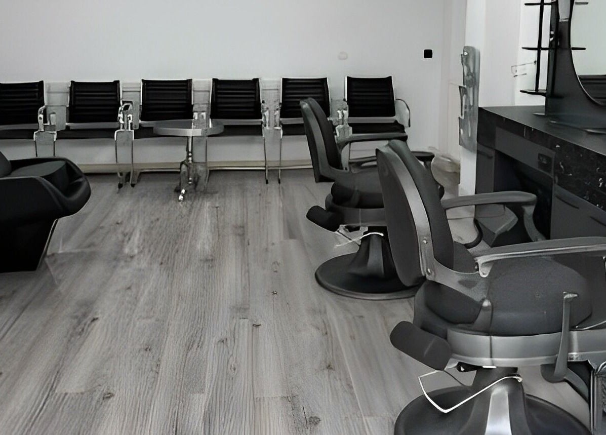 Moderne salonstoelen bij Royal Elegance, Amstelveen, Noord-Holland, NL, klaar voor premium schoonheidsbehandelingen.