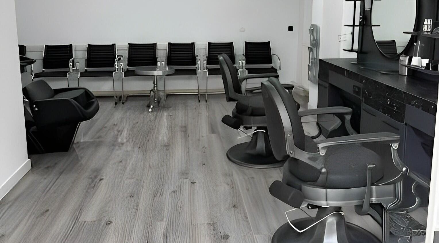 Moderne salonstoelen bij Royal Elegance, Amstelveen, Noord-Holland, NL, klaar voor premium schoonheidsbehandelingen.