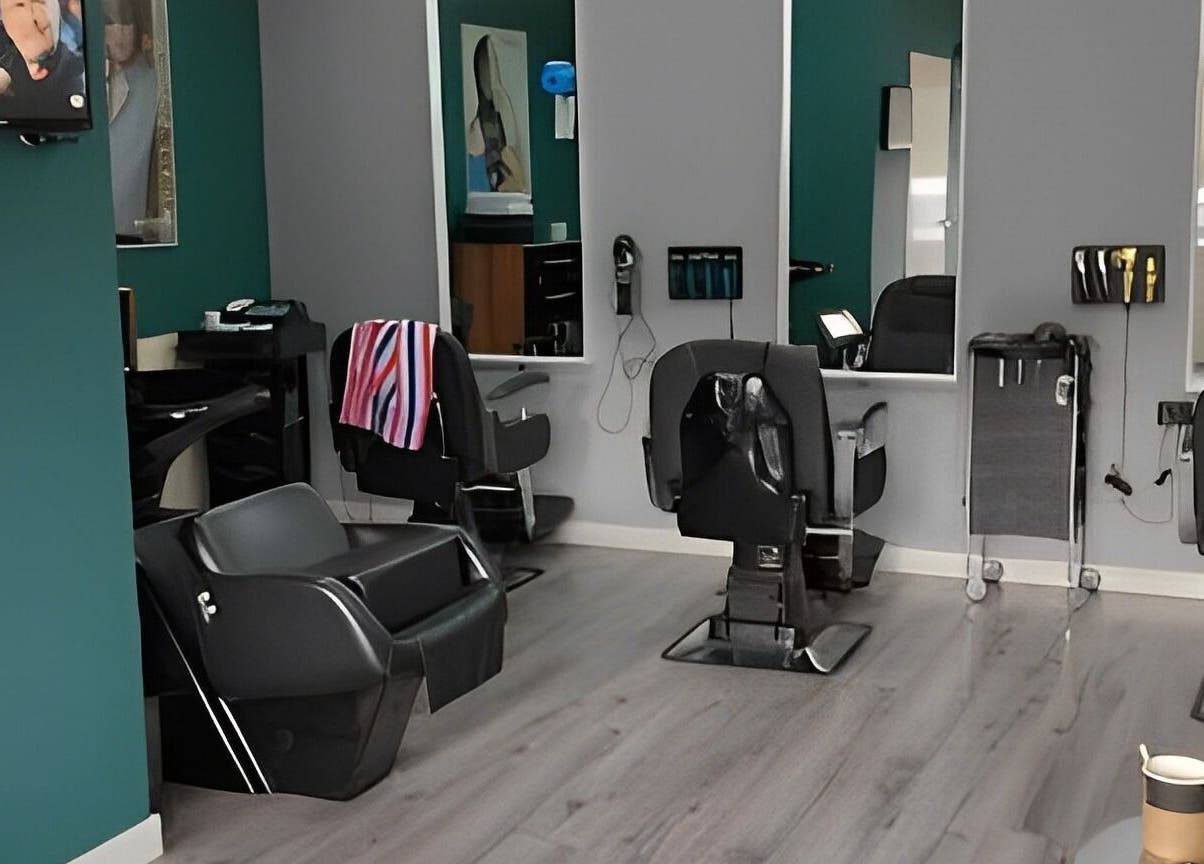 Elegant kapsaloninterieur bij Royal Elegance, Amstelveen, Noord-Holland, NL met moderne stoelen en spiegels.
