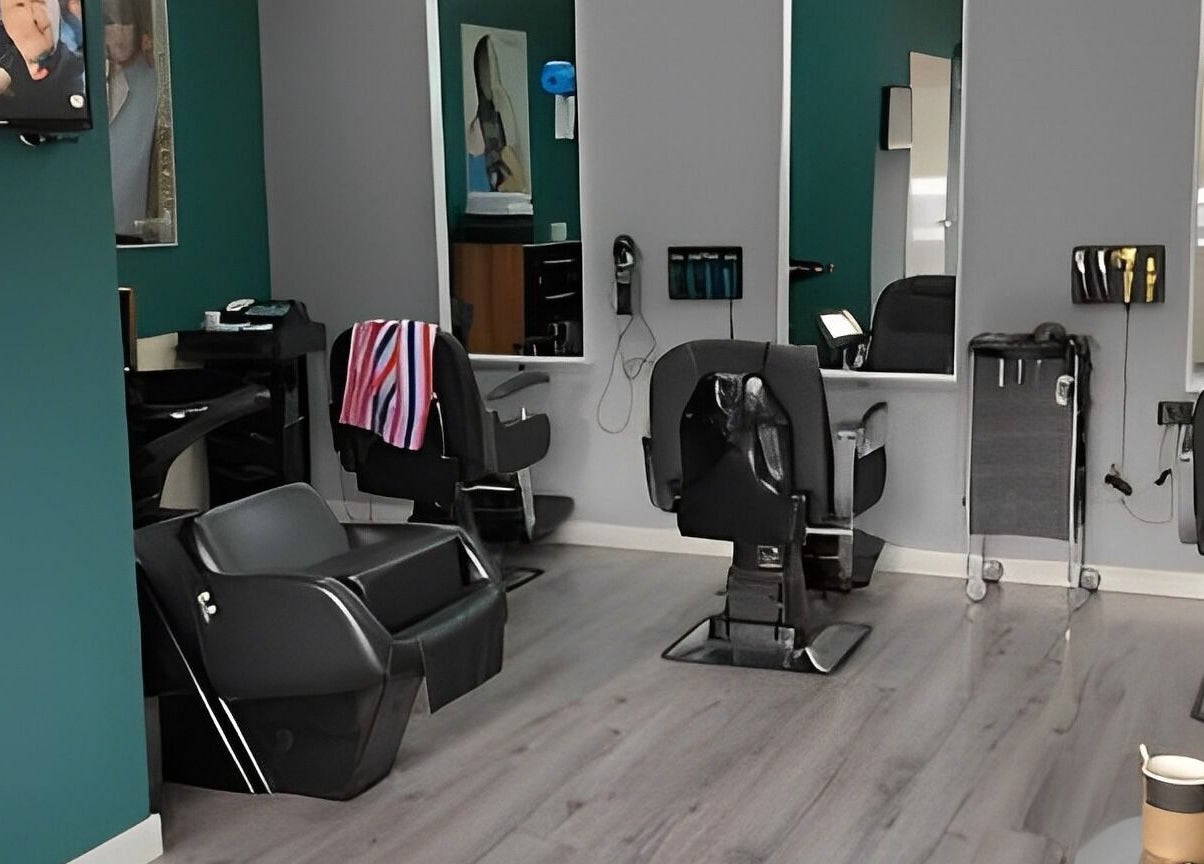 Elegant kapsaloninterieur bij Royal Elegance, Amstelveen, Noord-Holland, NL met moderne stoelen en spiegels.