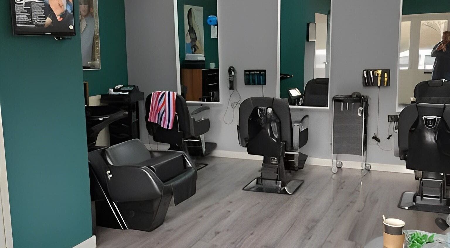 Elegant kapsaloninterieur bij Royal Elegance, Amstelveen, Noord-Holland, NL met moderne stoelen en spiegels.