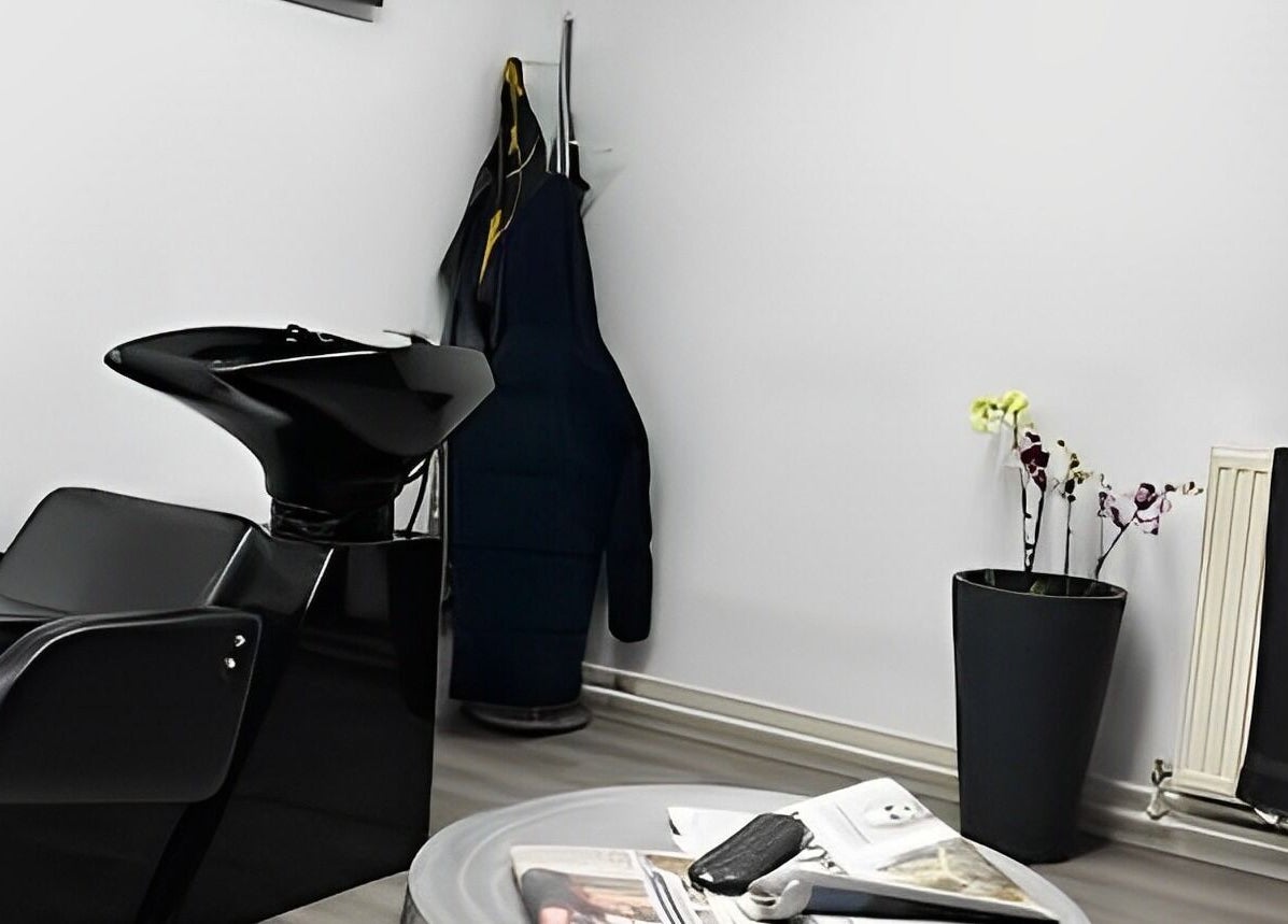 Moderne salonwastafel bij Royal Elegance, Amstelveen, Noord-holland, NL.