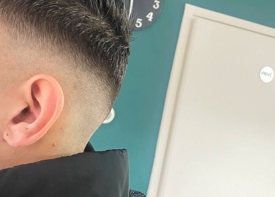 Mannelijk kapsel bij Royal Elegance, Amstelveen, Noord-Holland, NL, met strakke lijnen en moderne look.