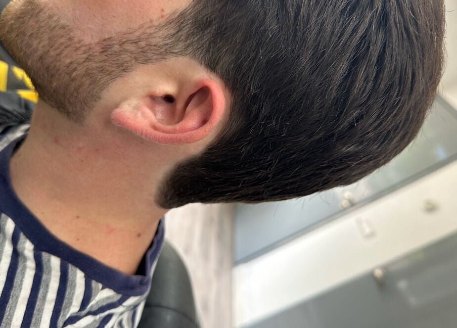 Stijlvolle herensnit bij Royal Elegance, Amstelveen, Noord-holland, NL, met verfijnde details en strakke contouren.