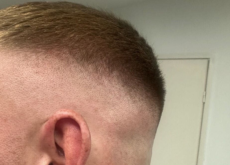 Close-up van een strakke fade kapsel bij Royal Elegance in Amstelveen, Noord-holland, NL.