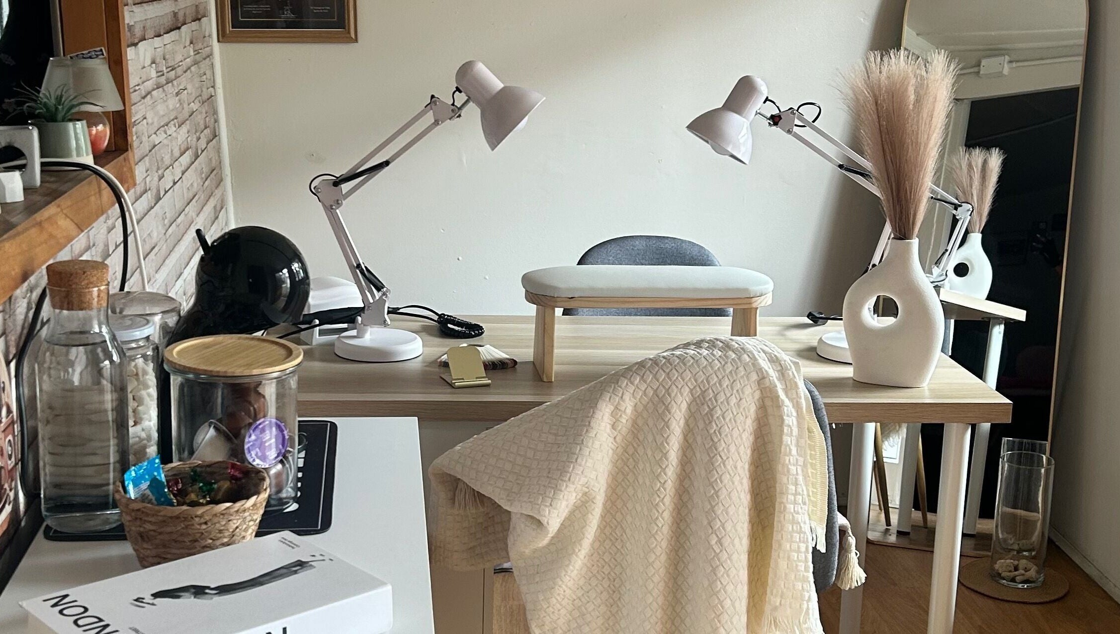 Mesa de trabajo elegante en Denmnails, Maipú, Región Metropolitana, CL, con lámparas y decoración moderna.