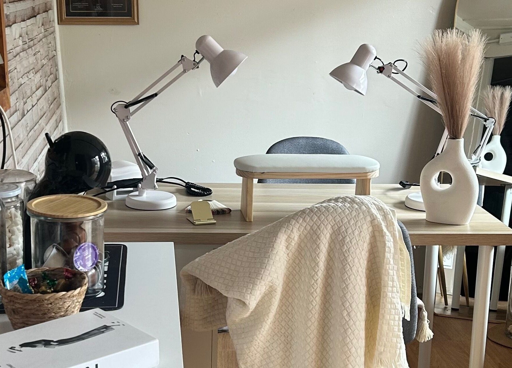 Mesa de trabajo elegante en Denmnails, Maipú, Región Metropolitana, CL, con lámparas y decoración moderna.