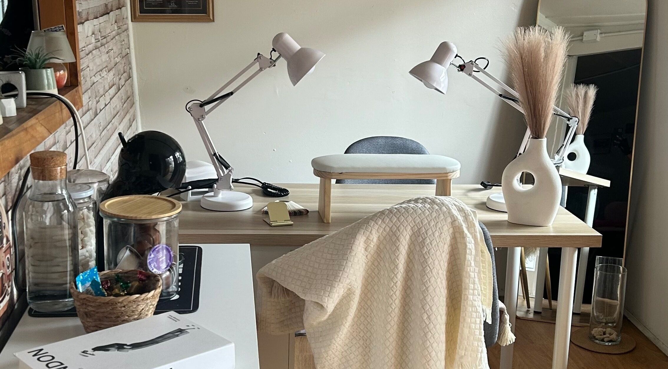 Mesa de trabajo elegante en Denmnails, Maipú, Región Metropolitana, CL, con lámparas y decoración moderna.