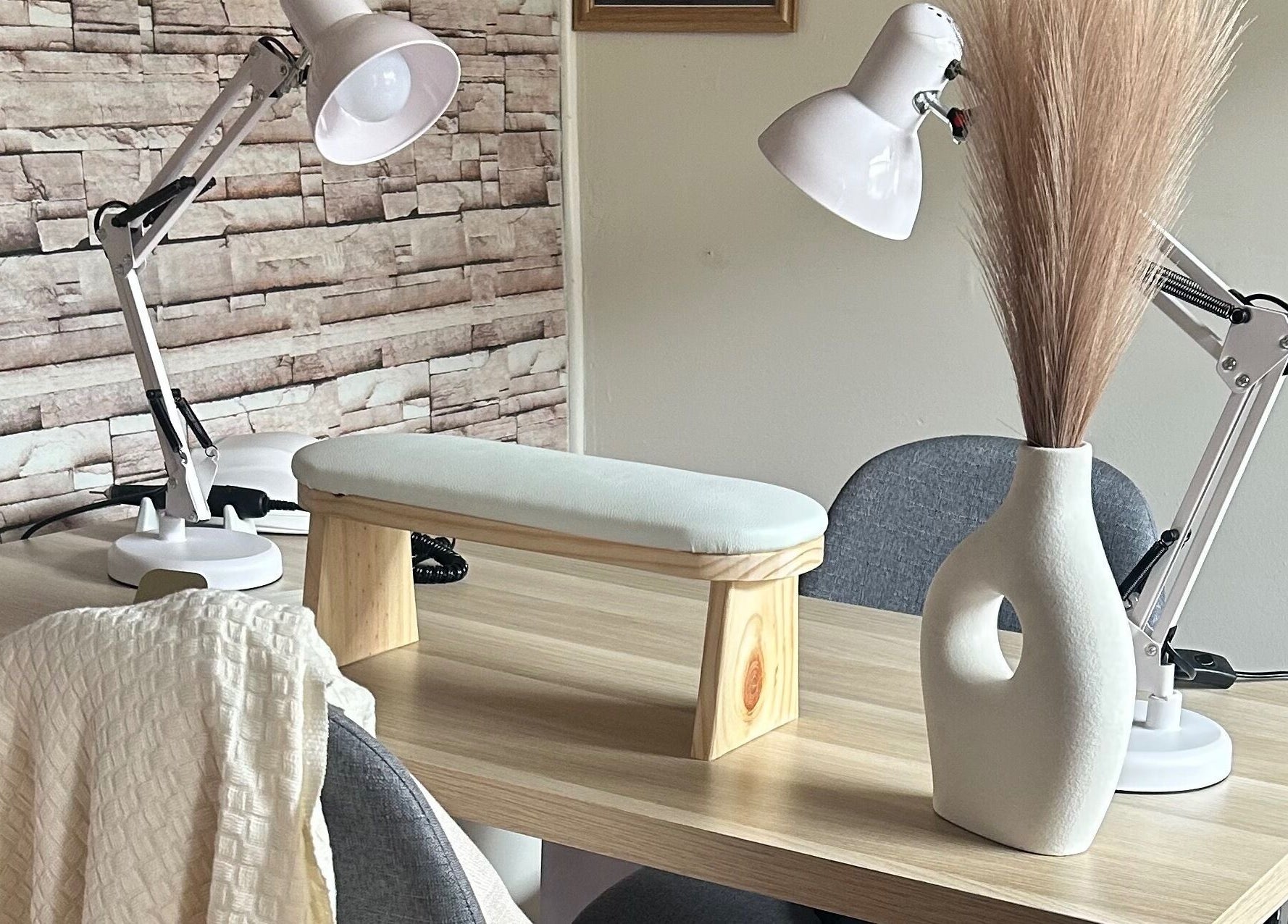 Mesa de manicura en Denmnails, Maipú, Región Metropolitana, CL con lámparas modernas y decoración minimalista.