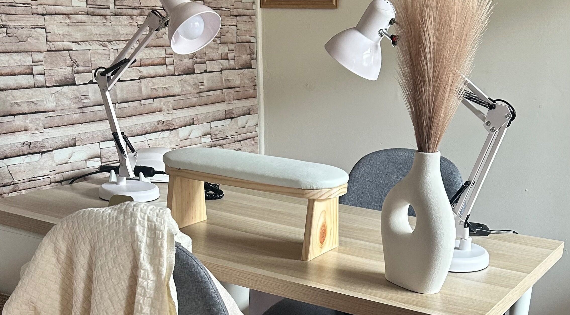 Mesa de manicura en Denmnails, Maipú, Región Metropolitana, CL con lámparas modernas y decoración minimalista.