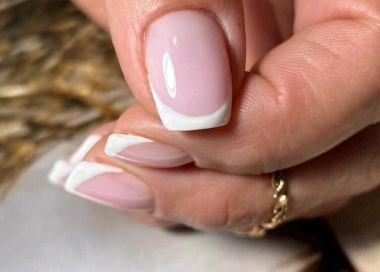 Manicura francesa en Denmnails, Maipú, Región Metropolitana, CL. Uñas elegantes y bien cuidadas.
