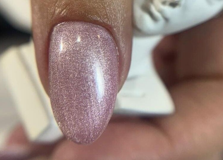 Uña rosada y brillante en Denmnails, Maipú, Región Metropolitana, CL. Manicura elegante y moderna.