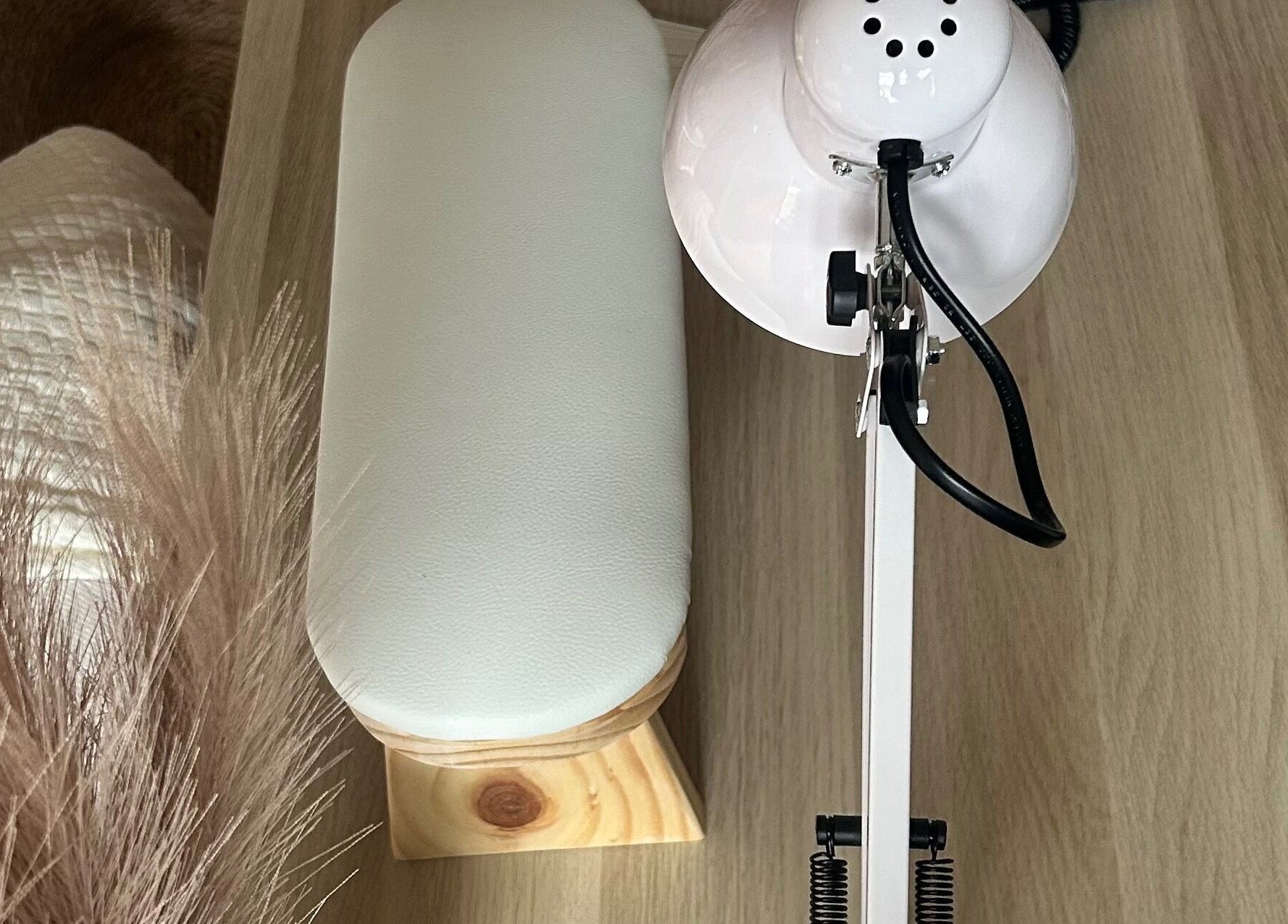 Mesa de manicura en Denmnails, Maipú, Región Metropolitana, CL, con lámpara moderna.