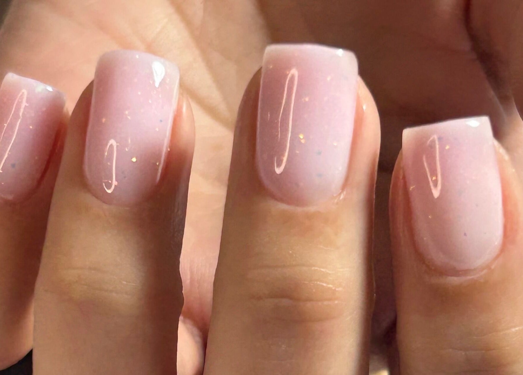 Uñas con esmalte rosa en Denmnails, Maipú, Región Metropolitana, CL, destacando brillo suave y elegante.