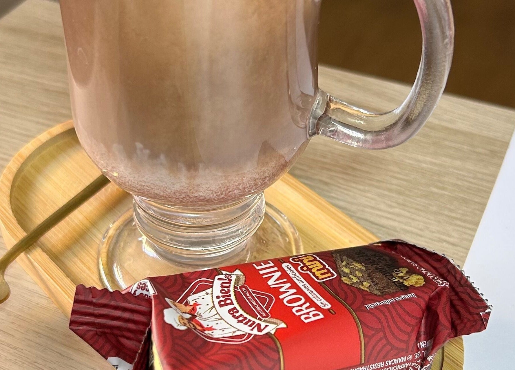 Delicioso chocolate caliente con brownie en Denmnails, Maipú, Región Metropolitana, CL, perfecto para relajarse.