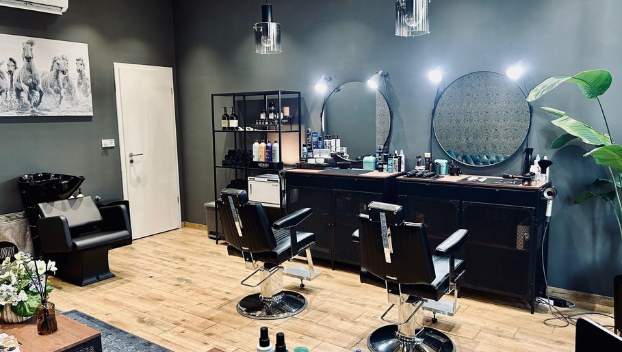Modern szalon belső a Welkin Barber Shop-ban, Budapest, Magyar, HU.