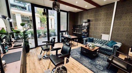Modern belső tér a Welkin Barber Shopban, Budapest, Magyar, HU, elegáns berendezéssel és kényelmes székekkel.