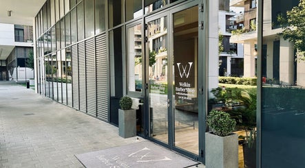 Welkin Barber Shop bejárata Budapesten, Magyarországon, modern stílussal és üvegfalakkal.