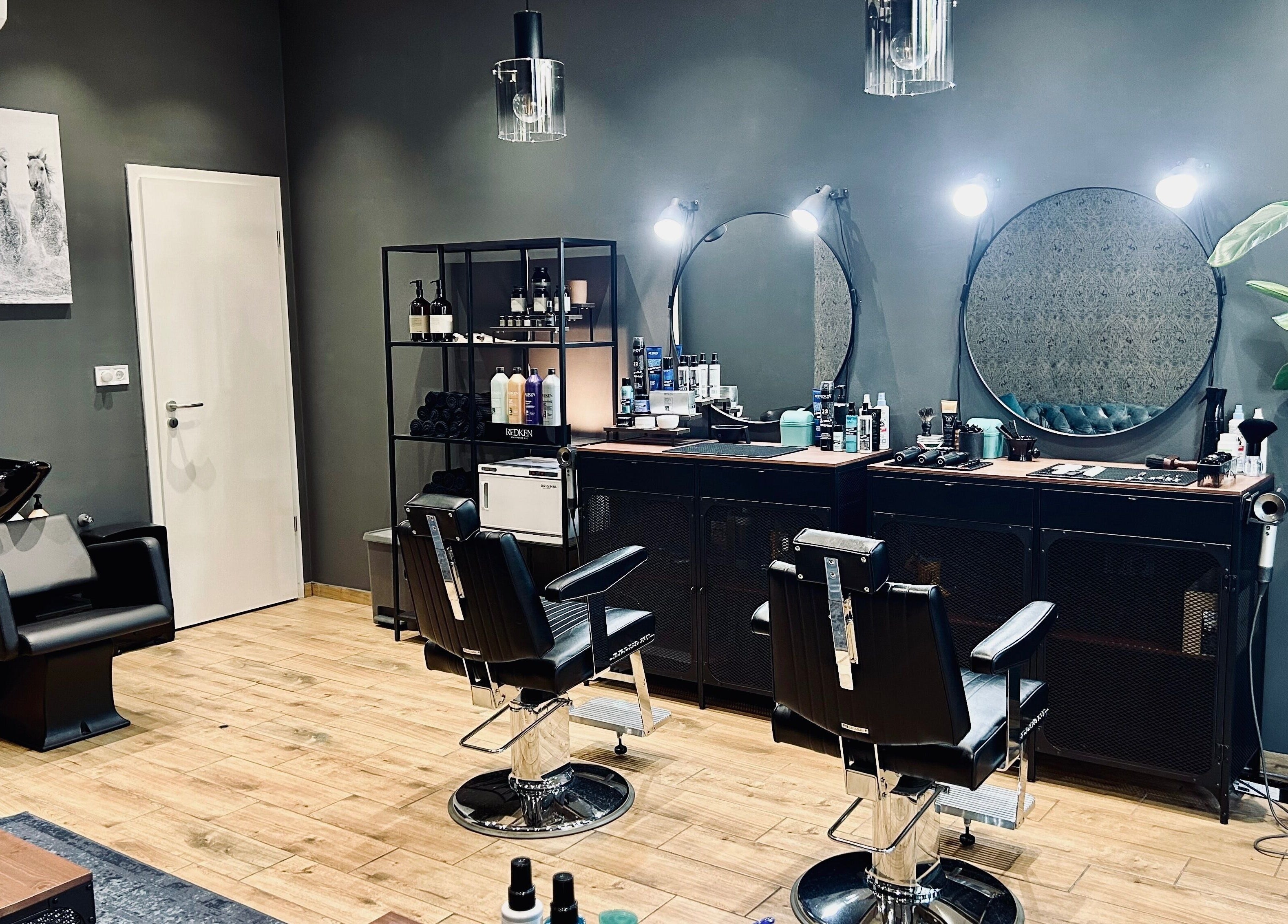 Welkin Barber Shop belső tér Budapest, Magyar, HU. Elegáns székek és modern berendezés.