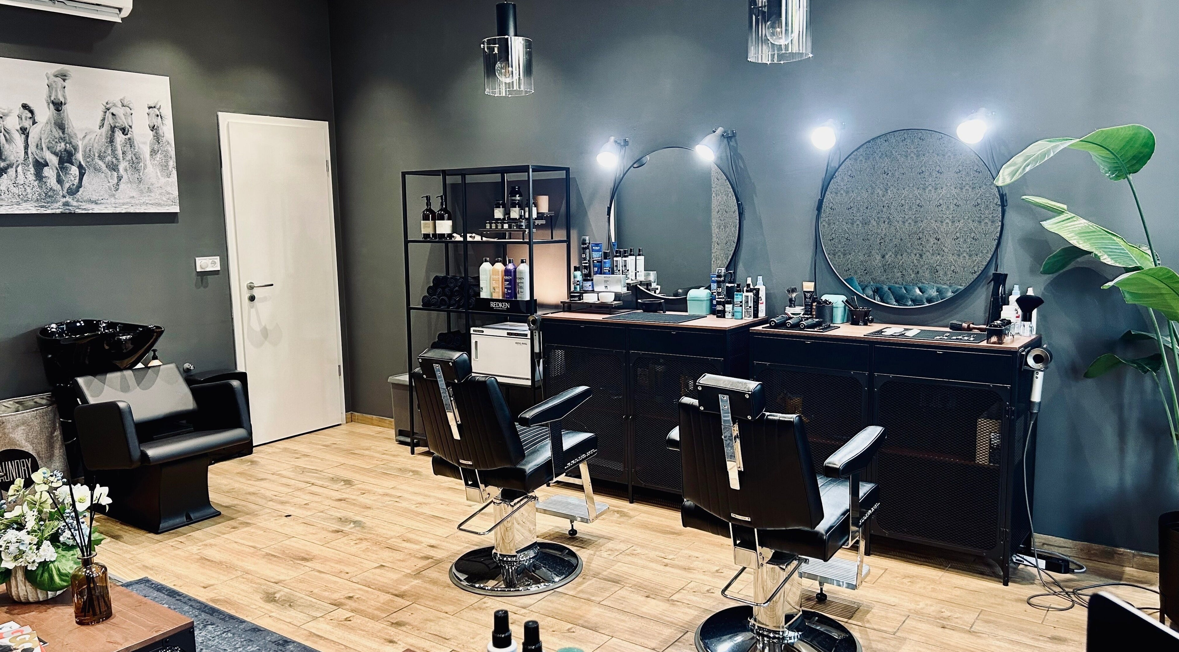 Welkin Barber Shop belső tér Budapest, Magyar, HU. Elegáns székek és modern berendezés.