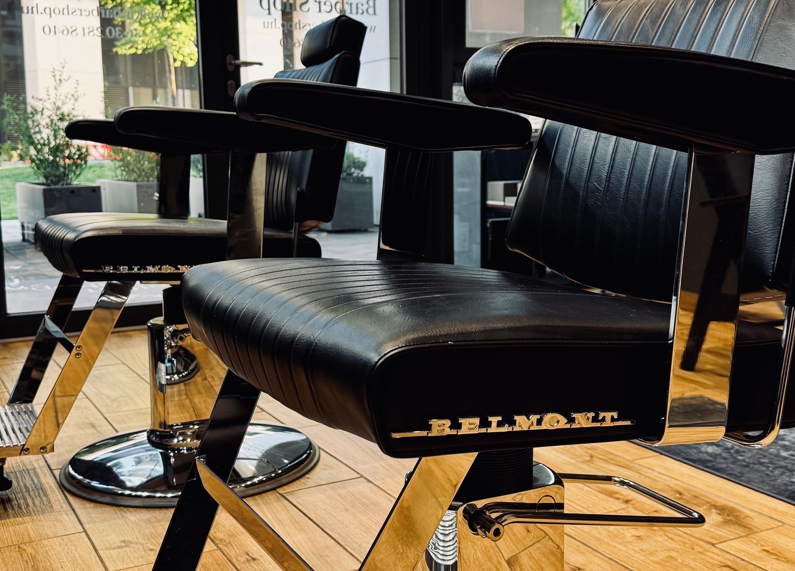 Elegáns borbély szék a Welkin Barber Shopban, Budapest, Magyar, HU, klasszikus dizájnnal.