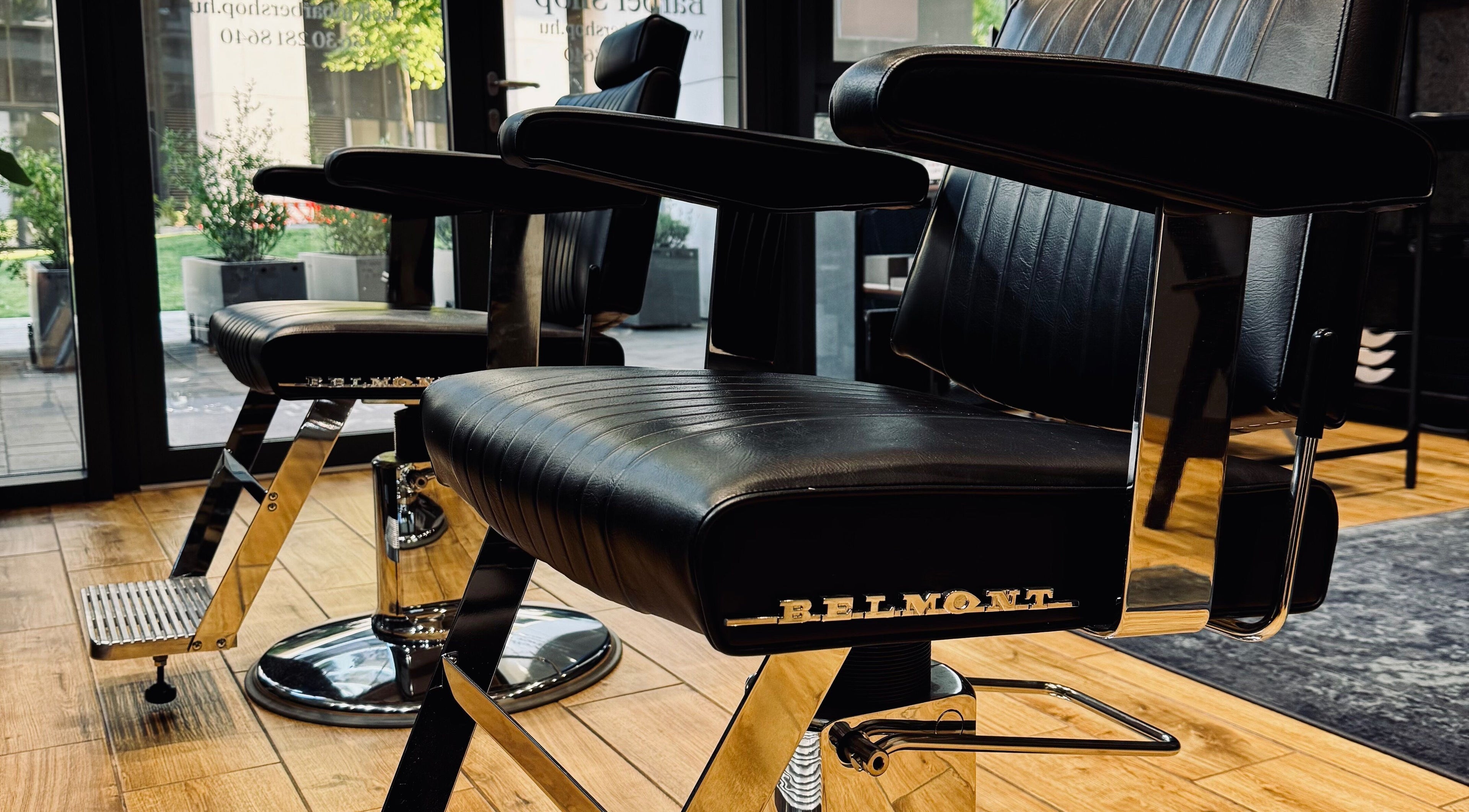 Elegáns borbély szék a Welkin Barber Shopban, Budapest, Magyar, HU, klasszikus dizájnnal.