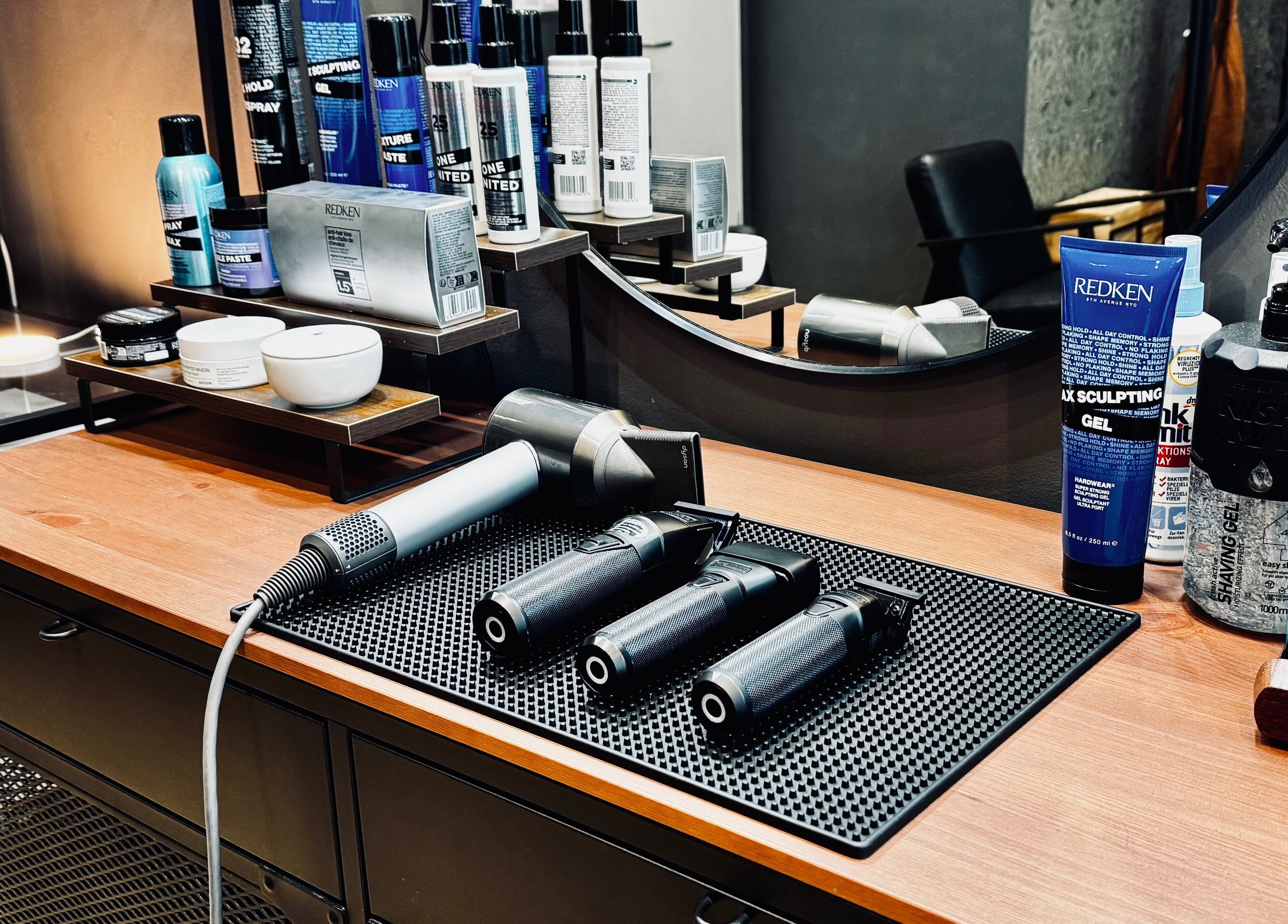 Fodrász eszközök Welkin Barber Shop, Budapest, Magyar, HU asztalán.