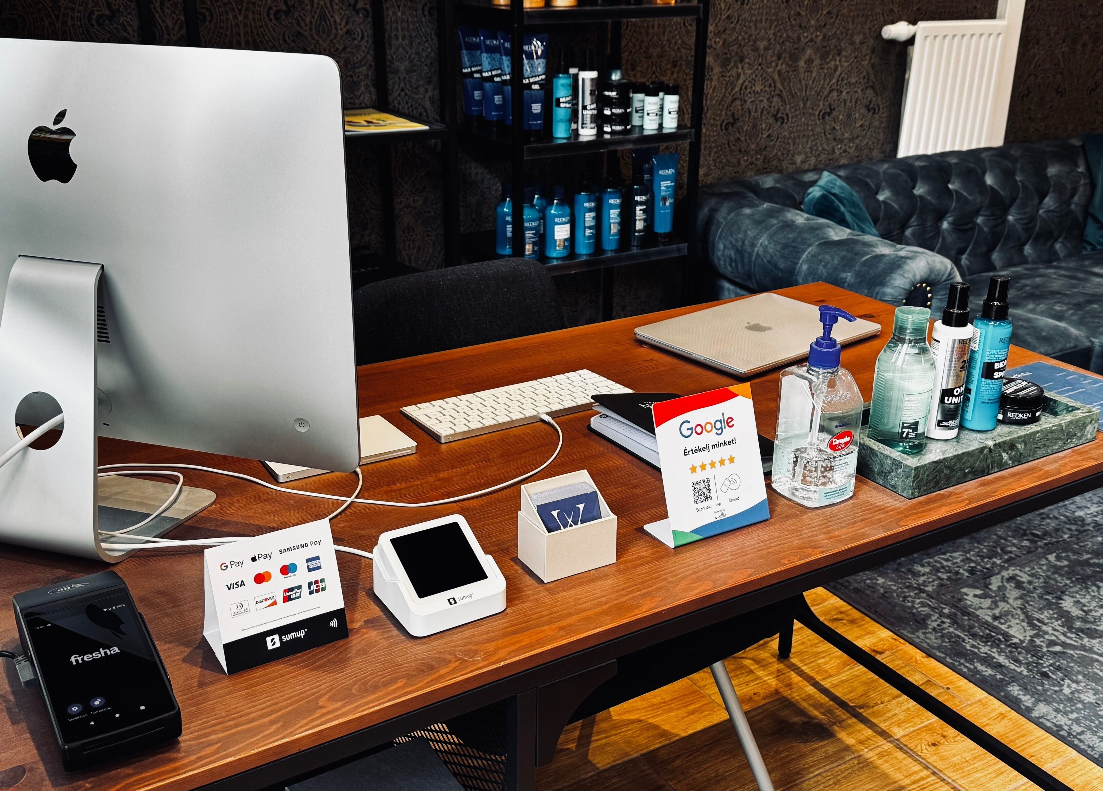 Welkin Barber Shop elegáns pultja, Budapest, Magyar, HU, modern számítógéppel és hajápolási termékekkel.