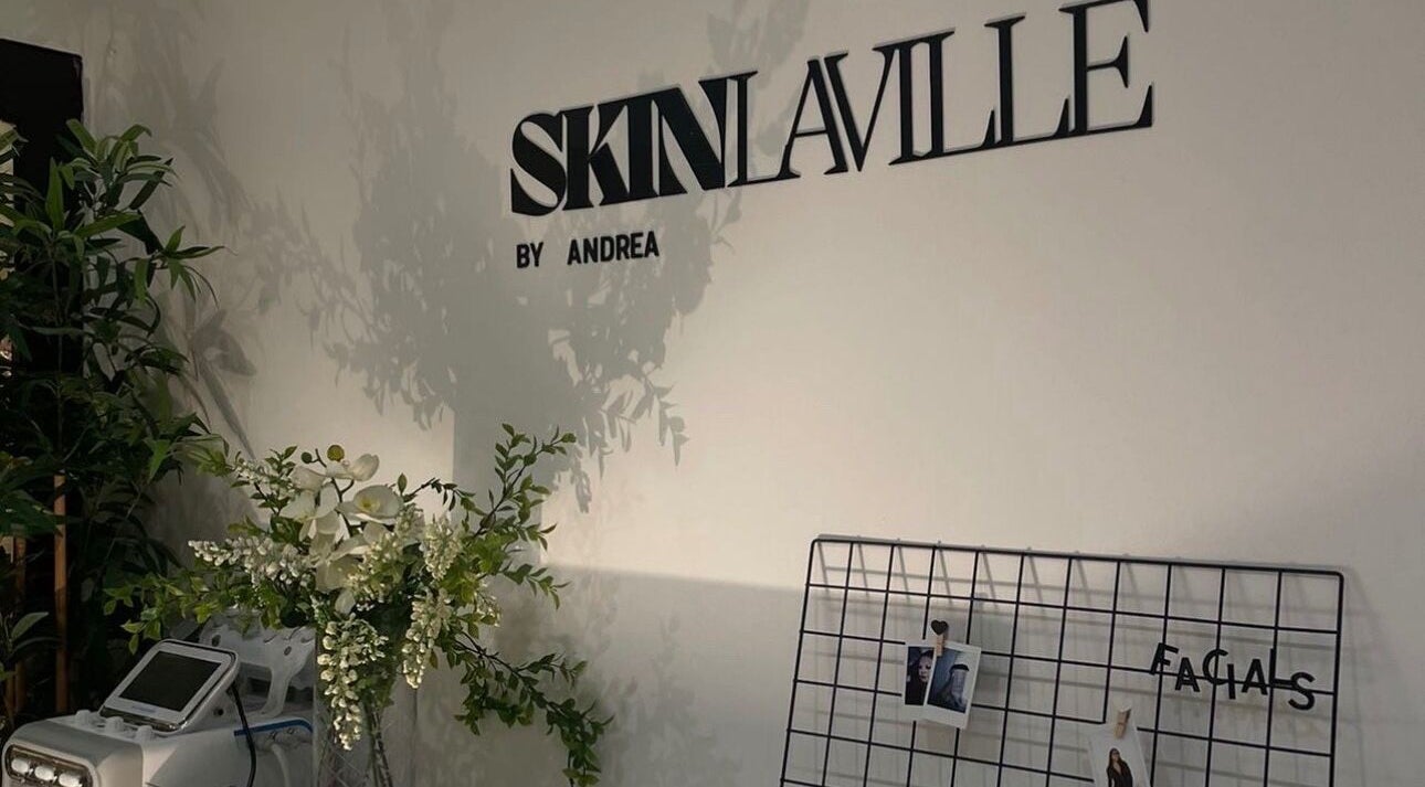 Skinlaville's elegant wall display with foliage in Hounslow, England, GB.