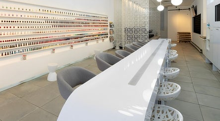 Gloss and glow beauty bar image 3