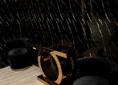 Interior elegante del Lash House YaYa Villa Nueva, Guatemala, GT con sillas y mesa de diseño dorado.
