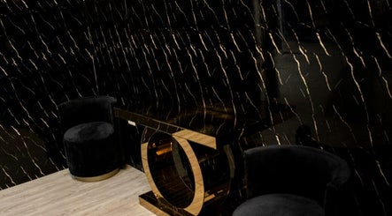 Interior elegante del Lash House YaYa Villa Nueva, Guatemala, GT con sillas y mesa de diseño dorado.