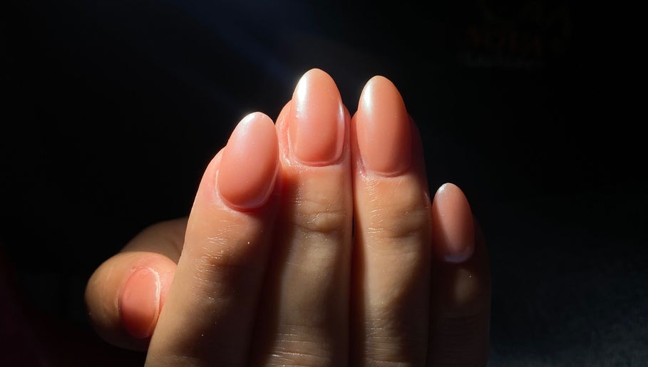 Manicura elegante con esmalte natural en Aura Nails, Ñuñoa, Región Metropolitana, CL.