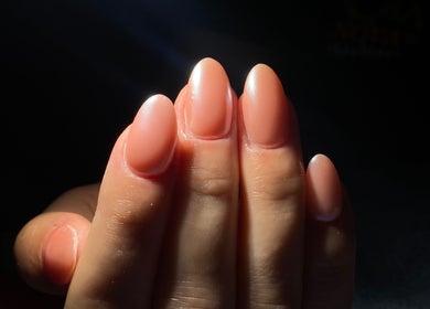 Manicura elegante con esmalte natural en Aura Nails, Ñuñoa, Región Metropolitana, CL.