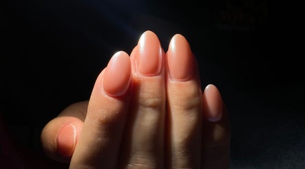 Manicura elegante con esmalte natural en Aura Nails, Ñuñoa, Región Metropolitana, CL.
