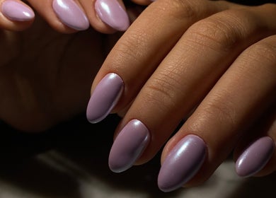 Manicura lila brillante en Aura Nails, Ñuñoa, Región Metropolitana, CL.
