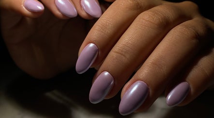 Manicura lila brillante en Aura Nails, Ñuñoa, Región Metropolitana, CL.