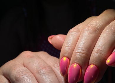 Elegante manicura rosada con detalles brillantes en Aura Nails, Ñuñoa, Región Metropolitana, CL.