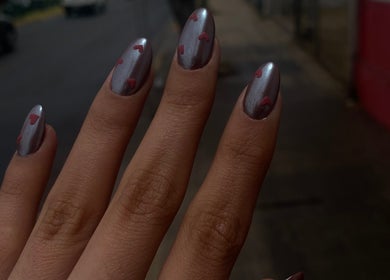 Manicura con corazones en Aura Nails, Ñuñoa, Región Metropolitana, CL; diseño elegante y moderno.