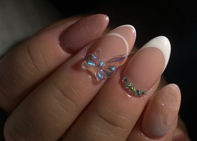 Diseño de uñas con mariposa y brillo en Aura Nails, Ñuñoa, Región Metropolitana, CL.
