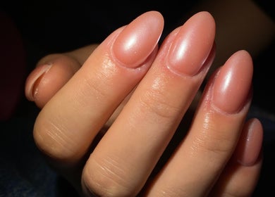 Uñas elegantes con brillo sutil en Aura Nails, Ñuñoa, Región Metropolitana, CL.