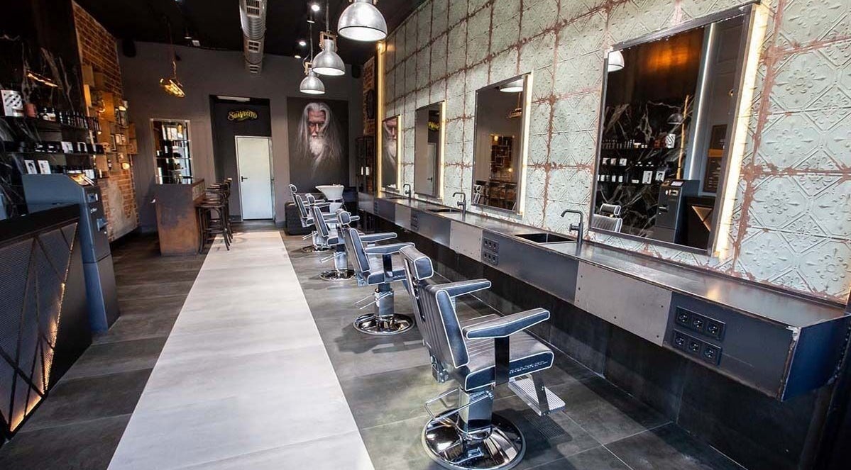 Interior moderno de Barberia Nuevo Stilo en Bogotá, D.c., CO, mostrando sillas y espejos elegantes.