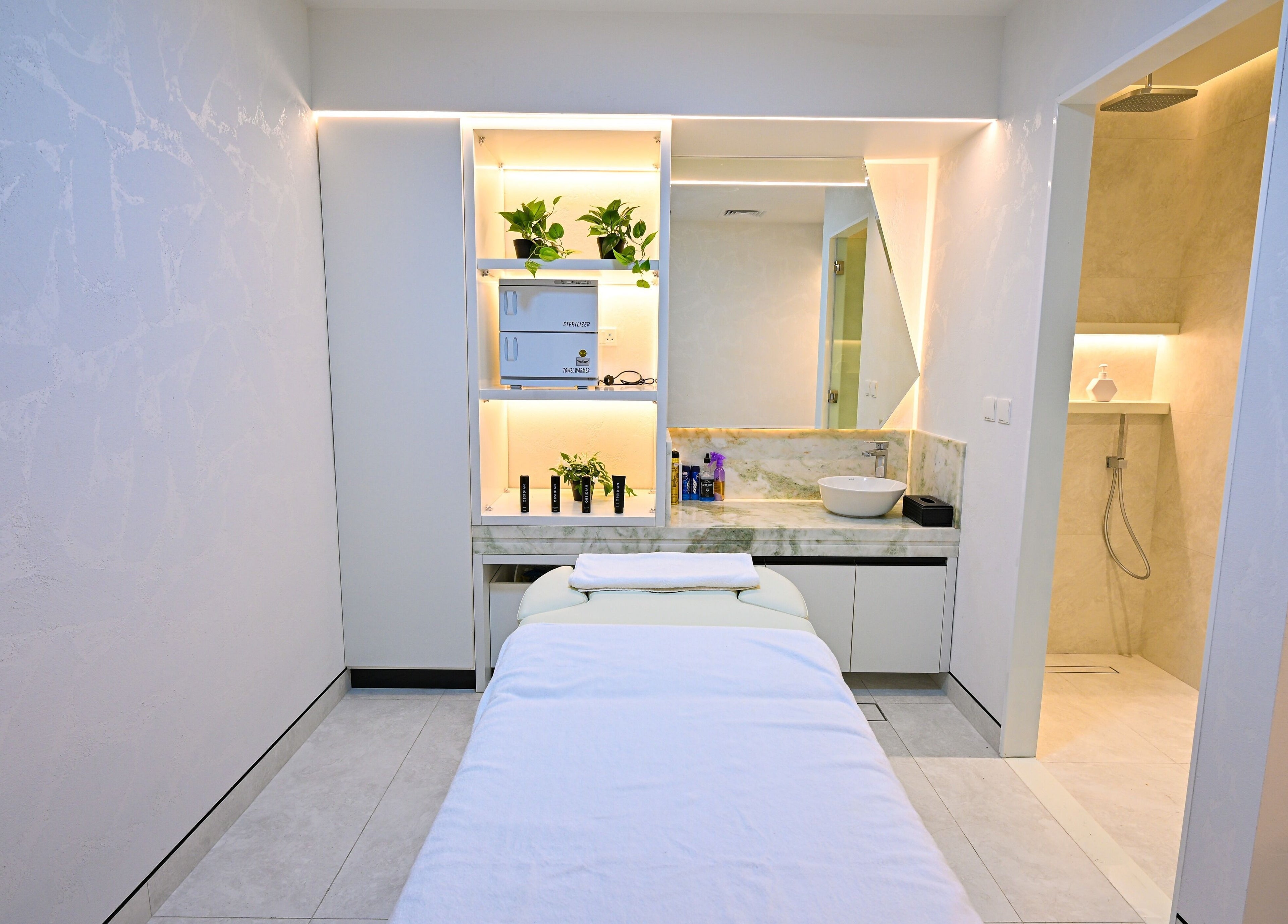 Luxurious treatment room at Mantis Gent’s Salon - Business Bay in Dubai, Dubai, AE, featuring a tranquil setting.