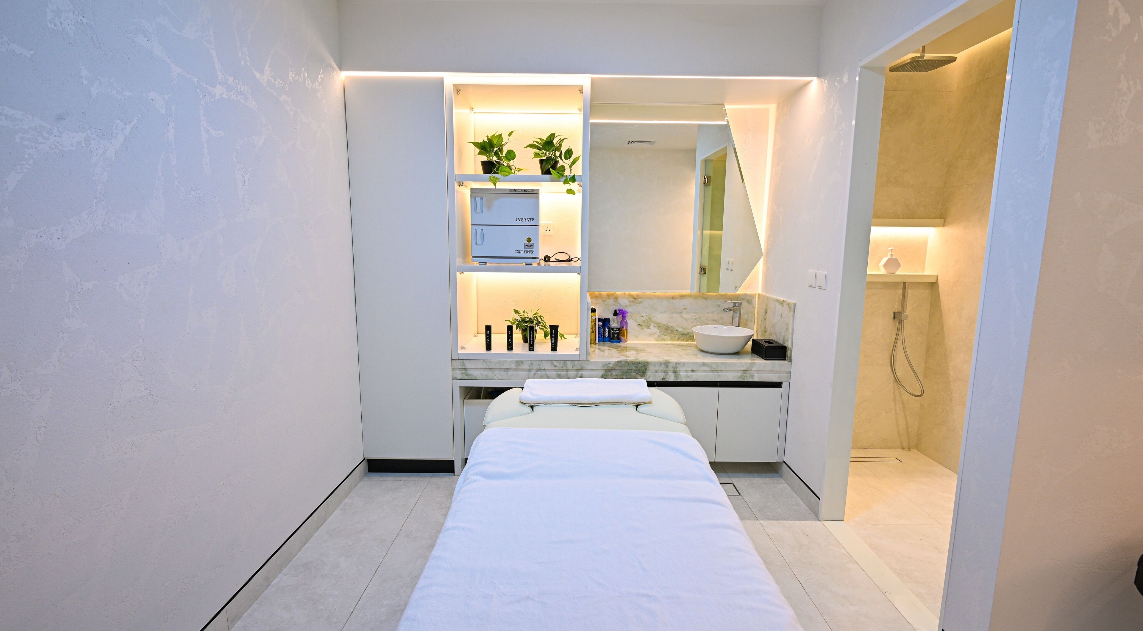 Luxurious treatment room at Mantis Gent’s Salon - Business Bay in Dubai, Dubai, AE, featuring a tranquil setting.