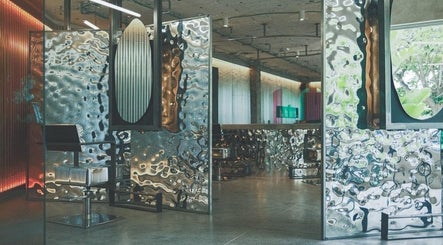 Interior moderno de Oculto Hair Club Marbella en San Pedro Alcántara, Andalucía, ES, con paneles metálicos.