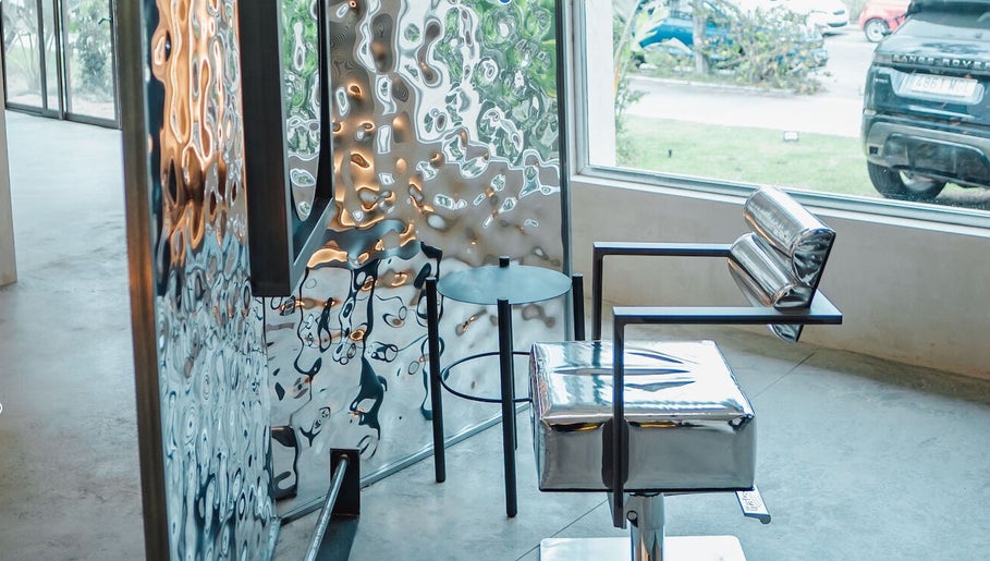 Reflejo metálico en Oculto Hair Club Marbella, San Pedro Alcántara, Andalucía, ES. Espacio elegante y moderno.