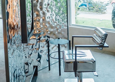 Reflejo metálico en Oculto Hair Club Marbella, San Pedro Alcántara, Andalucía, ES. Espacio elegante y moderno.
