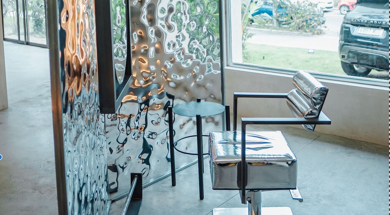 Reflejo metálico en Oculto Hair Club Marbella, San Pedro Alcántara, Andalucía, ES. Espacio elegante y moderno.