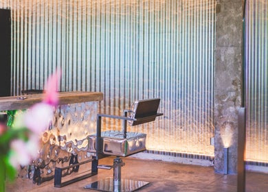 Interior moderno de Oculto Hair Club Marbella en San Pedro Alcántara, Andalucía, ES.