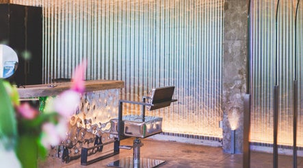 Interior moderno de Oculto Hair Club Marbella en San Pedro Alcántara, Andalucía, ES.